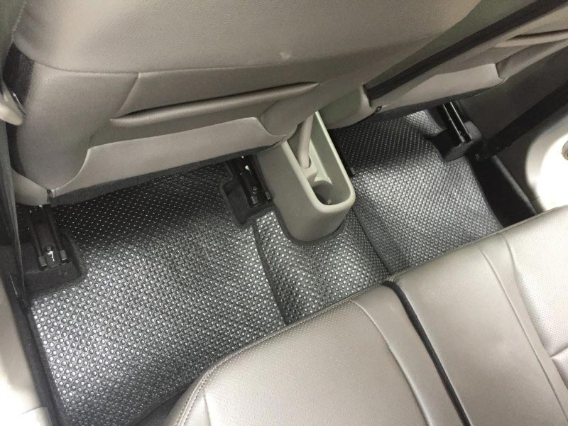 Hình ảnh mẫu thảm cao su lót sàn ô tô lắp trên ghế phụ xe Kia Morning cho anh Tuấn